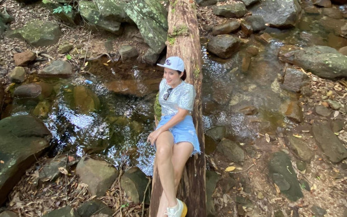 Một sao nữ Vbiz tạo dáng bất chấp, nằm 'phơi mình' giữa rừng Ảnh 2