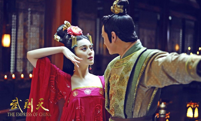 Lưu Diệc Phi xuất hiện với tạo hình vũ cơ cực xinh đẹp nhưng lại khiến dân tình nhớ đến Phạm Băng Băng Ảnh 7