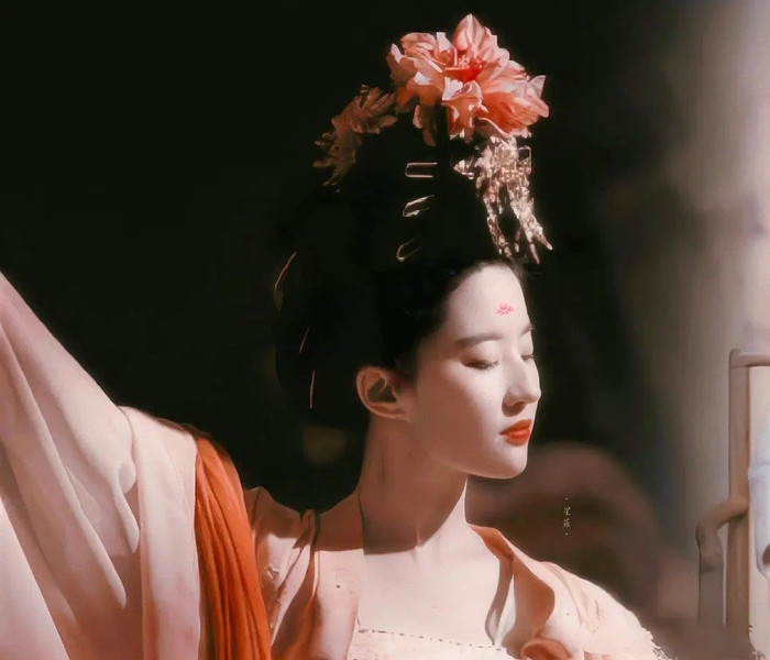 Lưu Diệc Phi xuất hiện với tạo hình vũ cơ cực xinh đẹp nhưng lại khiến dân tình nhớ đến Phạm Băng Băng Ảnh 9