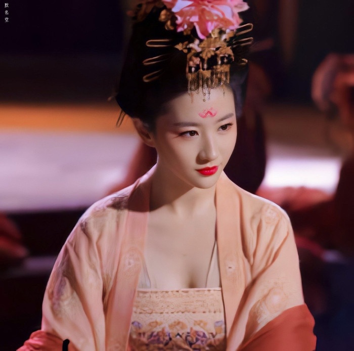 Lưu Diệc Phi xuất hiện với tạo hình vũ cơ cực xinh đẹp nhưng lại khiến dân tình nhớ đến Phạm Băng Băng Ảnh 4