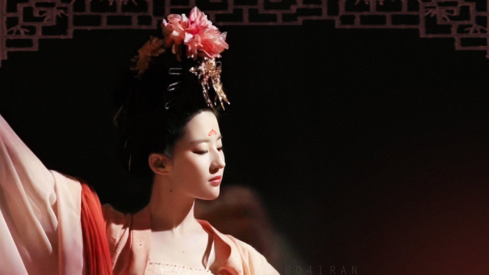 Lưu Diệc Phi xuất hiện với tạo hình vũ cơ cực xinh đẹp nhưng lại khiến dân tình nhớ đến Phạm Băng Băng Ảnh 6