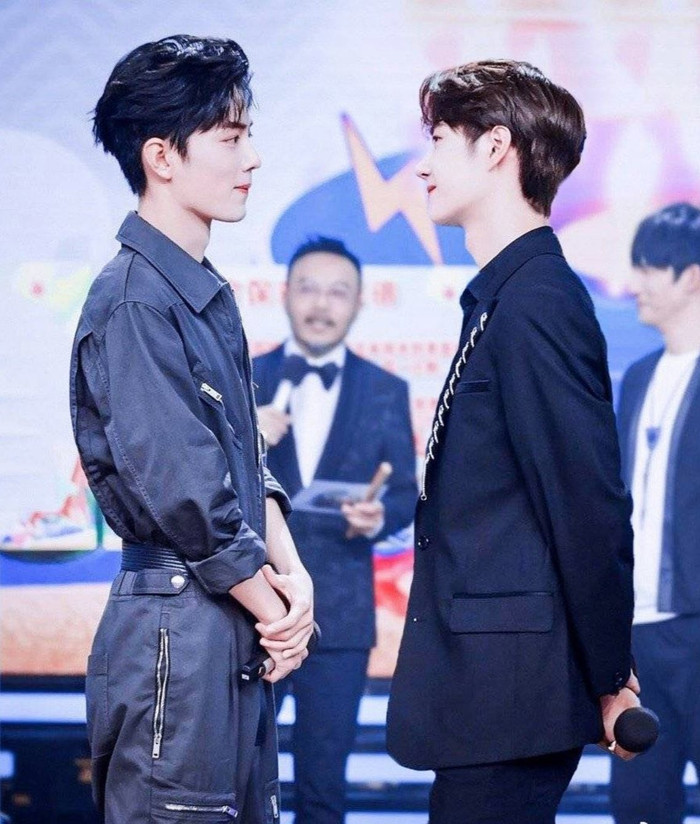 Tìm đâu một Vương Nhất Bác thứ 2 với cái nhìn đầy quan tâm Tiêu Chiến trên sân khấu? Ảnh 4