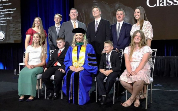 Bà mẹ 9 con hoàn thành ước mơ tốt nghiệp trường Y ở Mỹ sau 20 năm kết hôn Ảnh 2