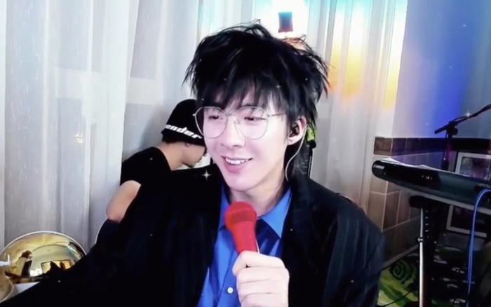 Lưu Vũ Ninh từng được mệnh danh là 'thành viên thứ 4' của HKT khi cover hit 'Thêm một lần đau' trên sóng livestream.