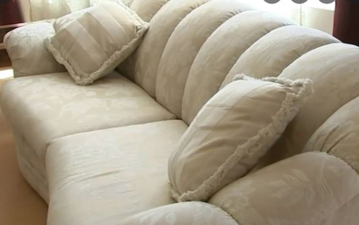 Xin ghế sofa cũ về dùng, người phụ nữ 'choáng váng' với thứ cồm cộm bên trong Ảnh 2