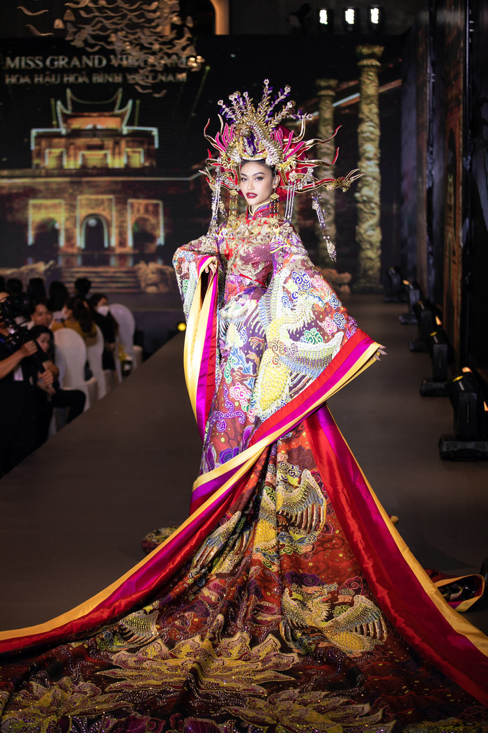 Fan 'mê tít' khi ông Nawat rủ rê Top 10 Miss Grand Thailand và Thùy Tiên diện áo dài Ảnh 6