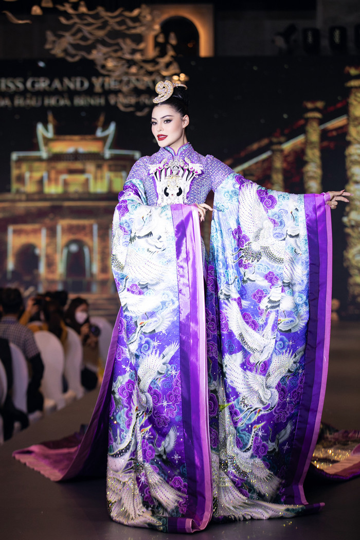 Fan 'mê tít' khi ông Nawat rủ rê Top 10 Miss Grand Thailand và Thùy Tiên diện áo dài Ảnh 7
