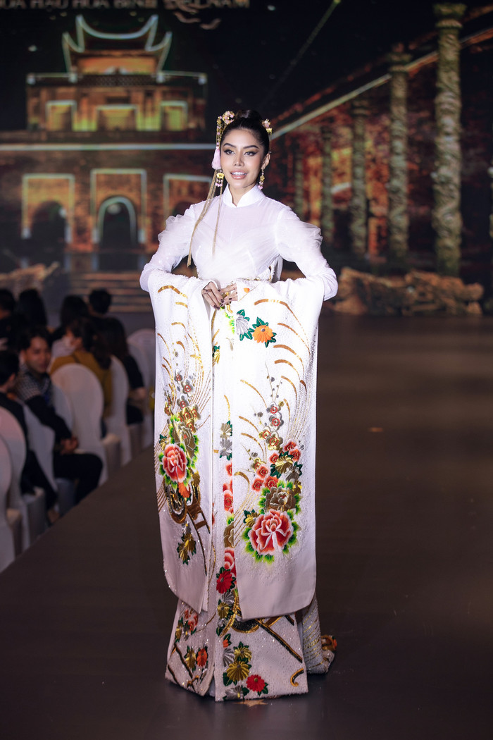 Fan 'mê tít' khi ông Nawat rủ rê Top 10 Miss Grand Thailand và Thùy Tiên diện áo dài Ảnh 8