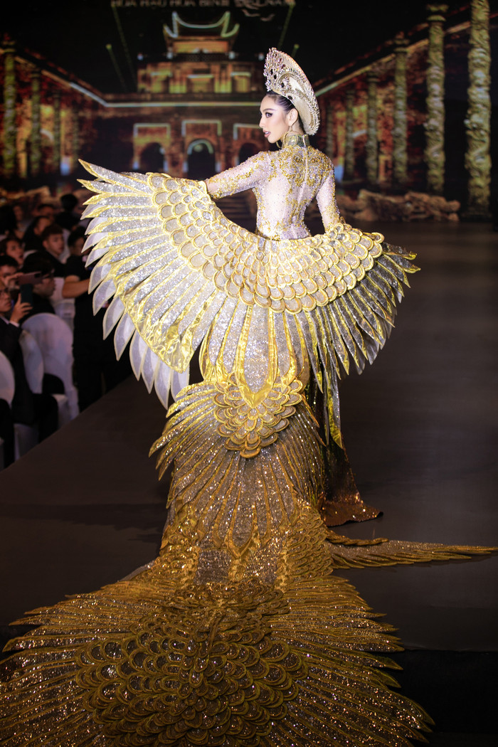 Fan 'mê tít' khi ông Nawat rủ rê Top 10 Miss Grand Thailand và Thùy Tiên diện áo dài Ảnh 9