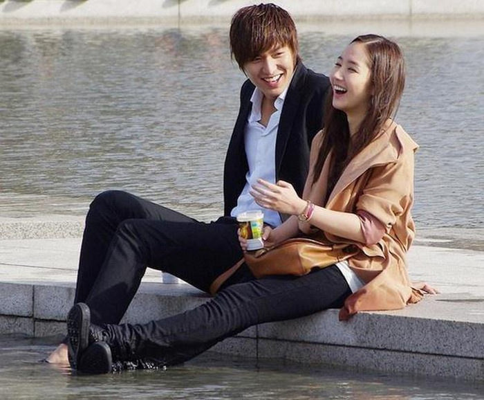 Park Min Young và Lee Min Ho trong bộ phim 'Thợ săn thành phố'. Hai người nảy sinh tình cảm, từng hẹn hò một thời gian sau khi đóng phim.