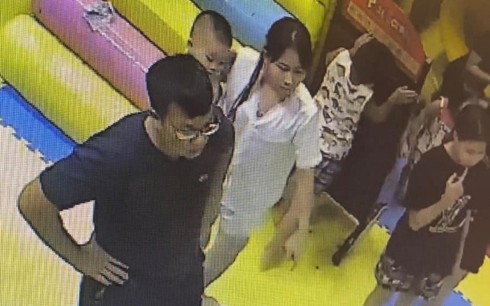 Bé 4 tuổi bị người đàn ông đánh dã man ở khu vui chơi, công an vào cuộc xác minh Ảnh 2
