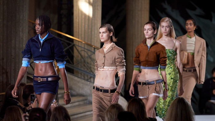 Miu Miu mang váy siêu ngắn trở lại đường đua thời trang 2022.