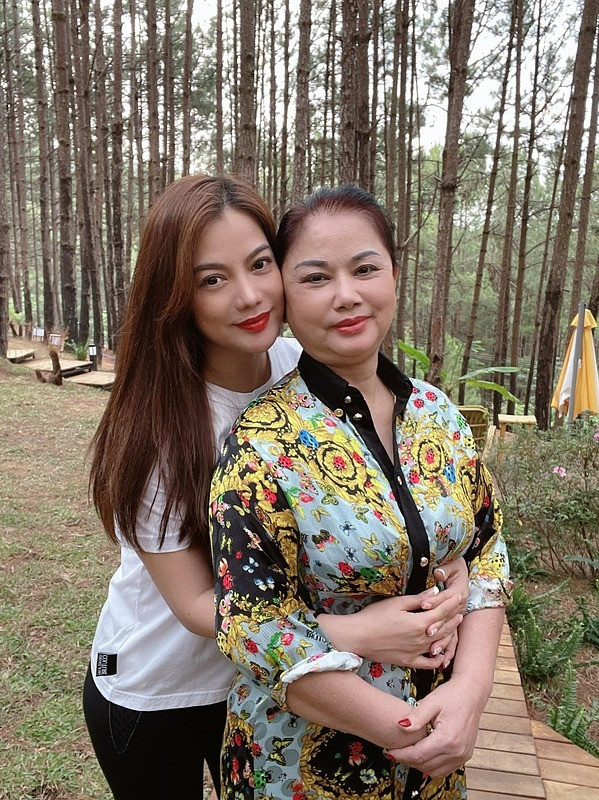 Những khoảnh khắc của Trương Ngọc Ánh bên mẹ.