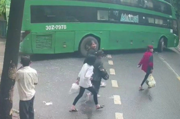 Hình ảnh các bé gái tại bến xe. (Ảnh: Zing.vn)