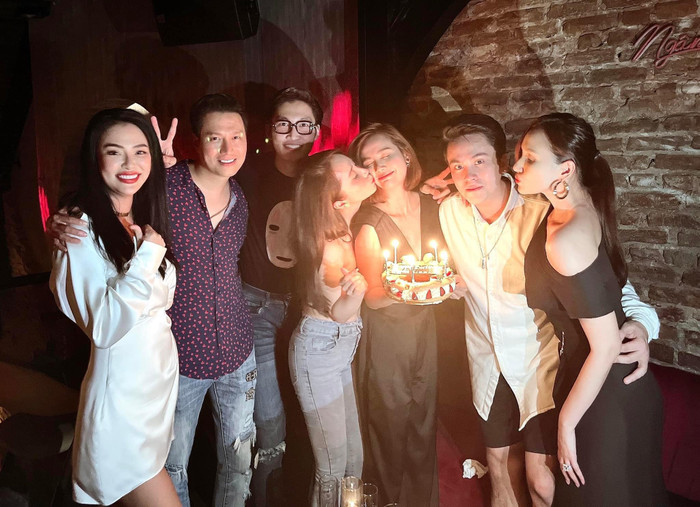 Gồm những tên đình đám trong showbiz như: Việt Anh, Đình Tú, Thái Dũng, Lã Thanh Huyền,....