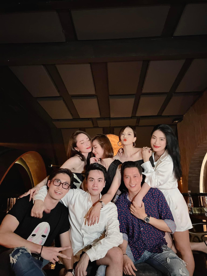 Quỳnh Nga đăng tải khoảnh khắc vui vẻ cùng hội bạn thân trong ngày sinh nhật Huyền Lizzie.