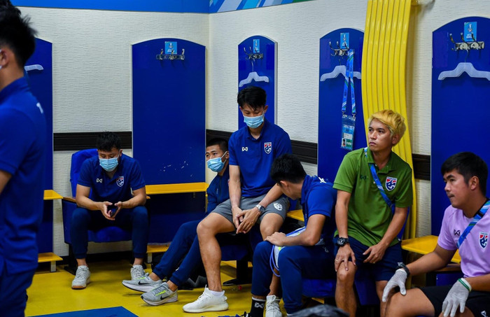 Nỗi buồn và những ánh mắt đỏ hoe của U23 Thái Lan khi không thể vào tứ kết cùng Việt Nam. Ảnh: FAT