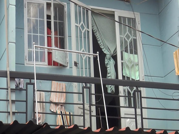 Theo nạn nhân, trộm có thể lợi dụng sơ hở khi cửa ở lan can lầu một mở để đột nhập vào trong. Ảnh: PLO