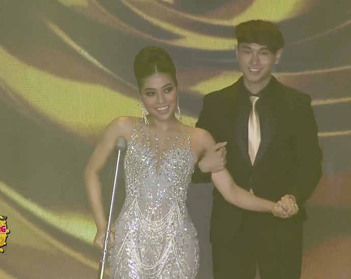 Người đẹp Campuchia đeo nạng gỗ trình diễn dạ hội: Cô gái truyền cảm hứng nhất làng hoa hậu Ảnh 8