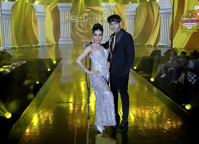 Người đẹp Campuchia đeo nạng gỗ trình diễn dạ hội: Cô gái truyền cảm hứng nhất làng hoa hậu Ảnh 12