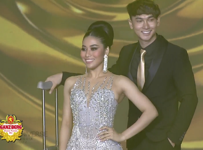 Người đẹp Campuchia đeo nạng gỗ trình diễn dạ hội: Cô gái truyền cảm hứng nhất làng hoa hậu Ảnh 9