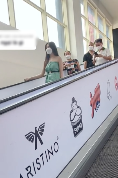 Cư dân mạng cho rằng, cô gái chắc hẳn không phải một người không có nổi quần áo để mặc, việc cô mặc bao tải chắc hẳn do cô tự lựa chọn.