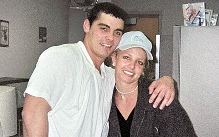 Chồng cũ đột nhập phá đám cưới của 'nữ hoàng nhạc Pop' Ảnh 2