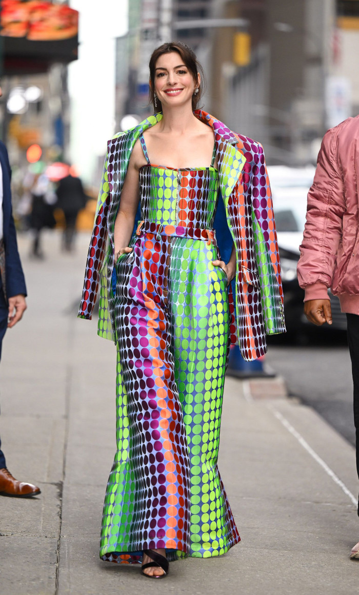 Trong buổi quảng bá bộ phim WeCrashed tại The Late Show, Anne xuất hiện nổi bần bật trong bộ jumpsuit lấy cảm hứng từ tranh của họa sĩ Damien Hirst của nhà thiết kế Christopher John Rogers.