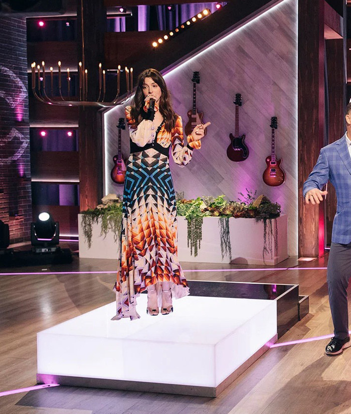 Paco Rabanne mang đến cho Anne một thiết kế hình học độc đáo tại chương trình The Kelly Clarkson Show.