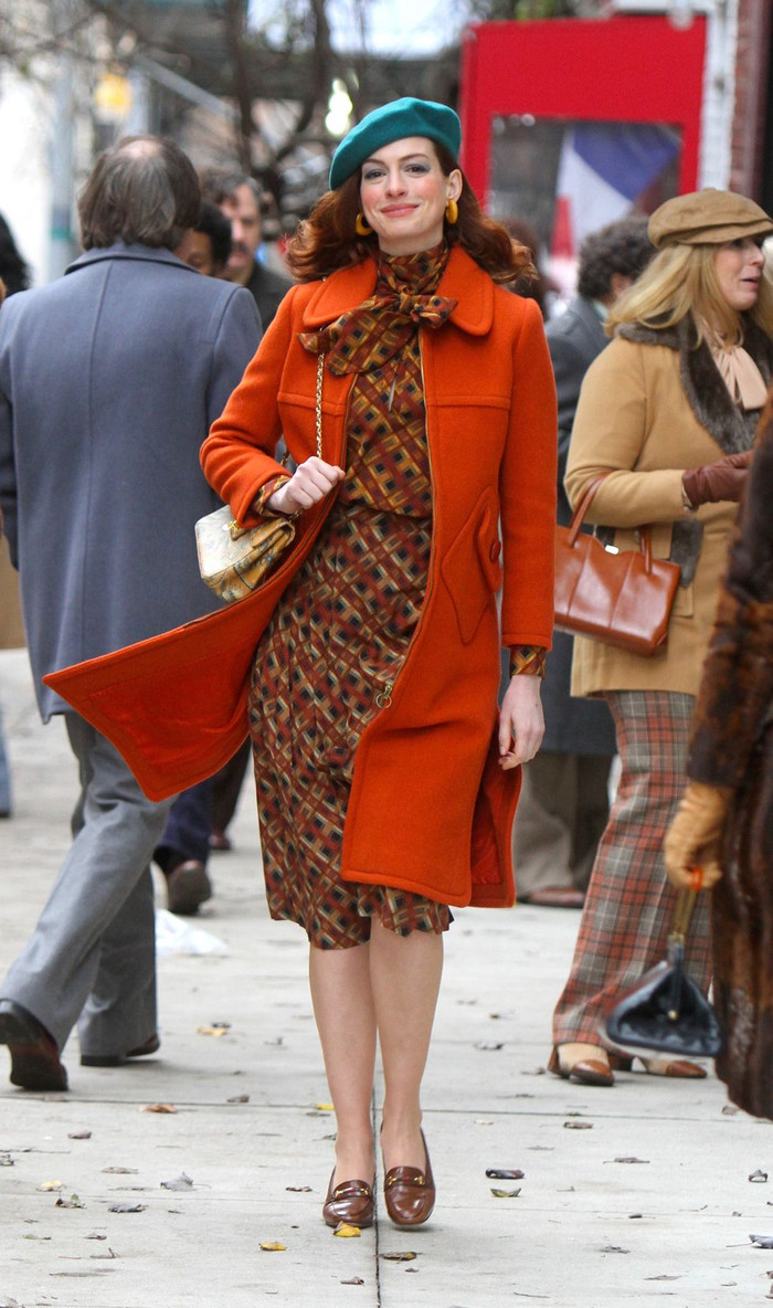 Để lột tả hình ảnh nhân vật Lexi Donohoe mắc chứng rối loạn cảm xúc lưỡng cực, nhà thiết kế phục trang Lucy Corrigan đã chuẩn bị váy midi họa tiết ô cửa sổ, trench coat đồng màu và mũ beret từ thập niên 70 cho Anne.