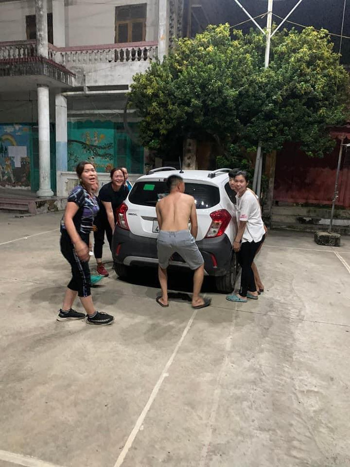 Người dân sau đó đã khiêng xe ra chỗ khác nhưng không được. (Ảnh mạng xã hội).