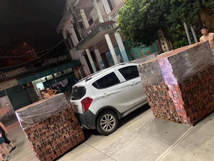 Sau cùng nhiều gạch được vận chuyển đến xếp lên thành đống. (Ảnh mạng xã hội).