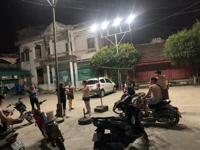 Chiếc xe dừng đỗ vào khu vực thường chơi bóng chuyền của người dân tại một khu phố. (Ảnh mạng xã hội).