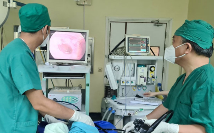 Bé 19 tháng tuổi nhập viện nguy cấp vì nuốt phải đồng tiền xu Ảnh 2