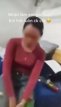 'Tiểu tam' từ đầu đến cuối đều cúi mặt nghe người vợ chất vấn. Ảnh cắt từ clip