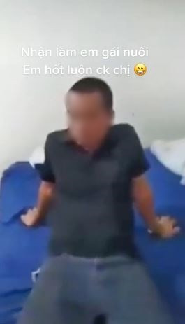 Người chồng cũng giữ im lặng. Ảnh cắt từ clip