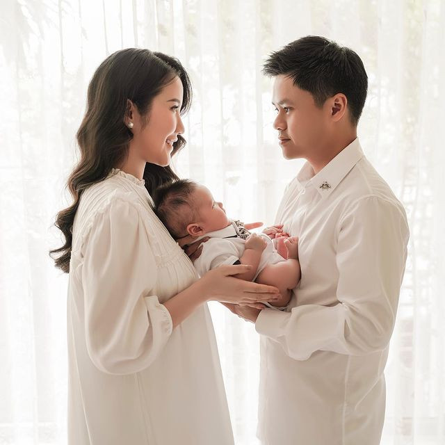 Nhóc tỳ kháu khỉnh, đáng yêu bên bố mẹ.