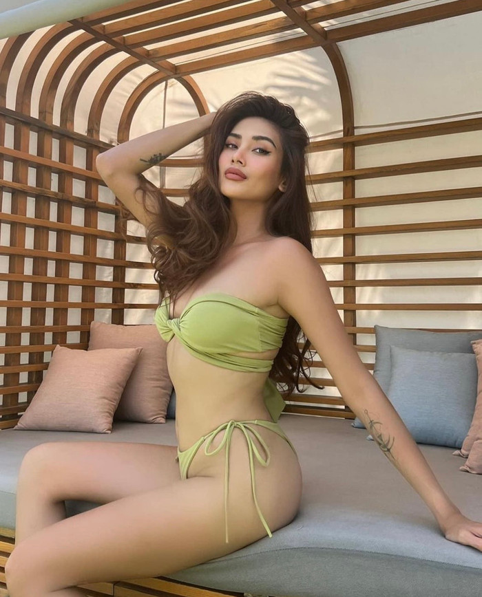 Chọn lớp make up chuẩn Tây, Võ Hoàng Yến khoe trọn đường cong chuẩn chỉnh trong bộ bikini xanh cốm.