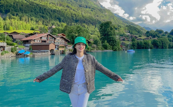 Lộ khoảnh khắc Hương Giang ngồi thưởng thức tiếng đàn của Hyun Bin trên cây cầu lãng mạn? Ảnh 2