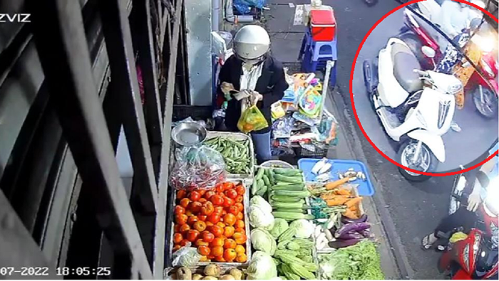 Người phụ nữ trung niên (áo vàng) nhanh tay lấy đi chiếc balo để ở chiếc xe máy màu trắng. Ảnh cắt từ clip