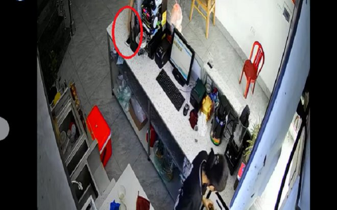 Nữ khách hàng ăn mặc sang chảnh, tiện tay 'cầm nhầm' điện thoại của nhân viên quán nước Ảnh 2