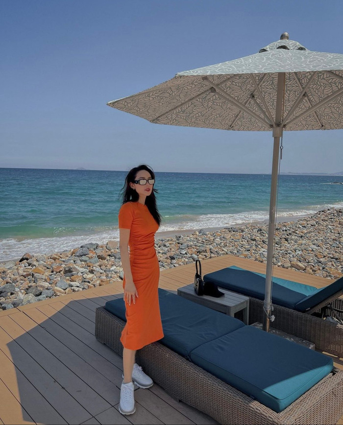 Phối cùng chiếc đầm body ôm dáng, người đẹp chọn mẫu giày sneaker trắng đem lại sự trẻ trung, năng động.