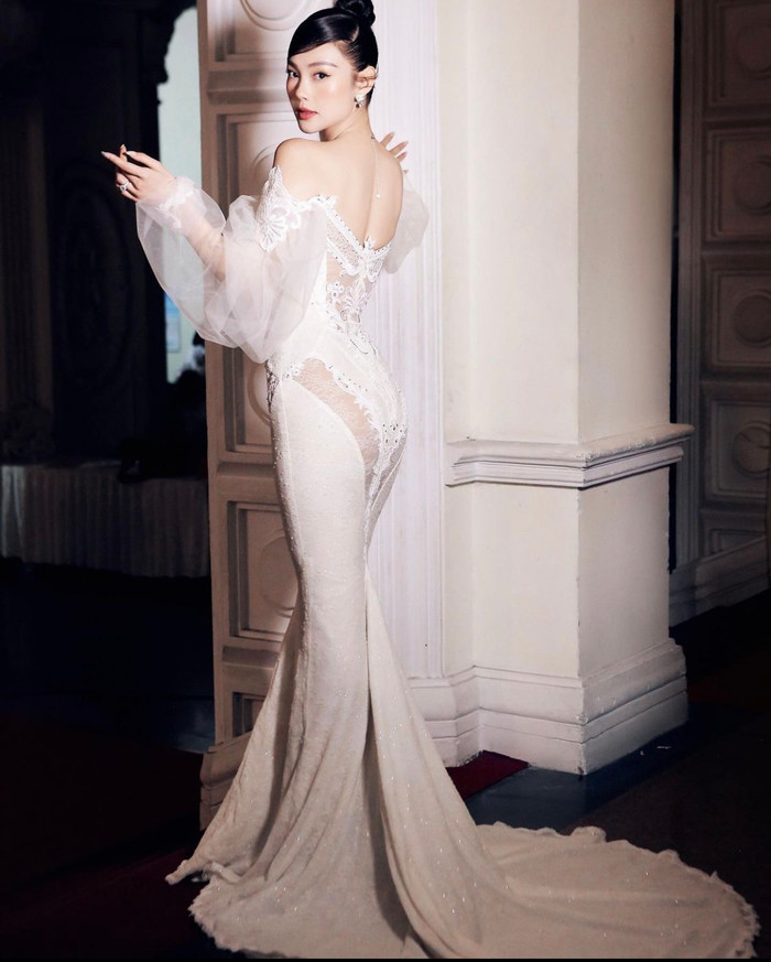 'Cô dâu tháng 6' chiếm trọn spotlight với làn da trắng bật tone cùng vòng 3 'cực nét' khi diện chiếc đầm đuôi cá bó sát cơ thể.