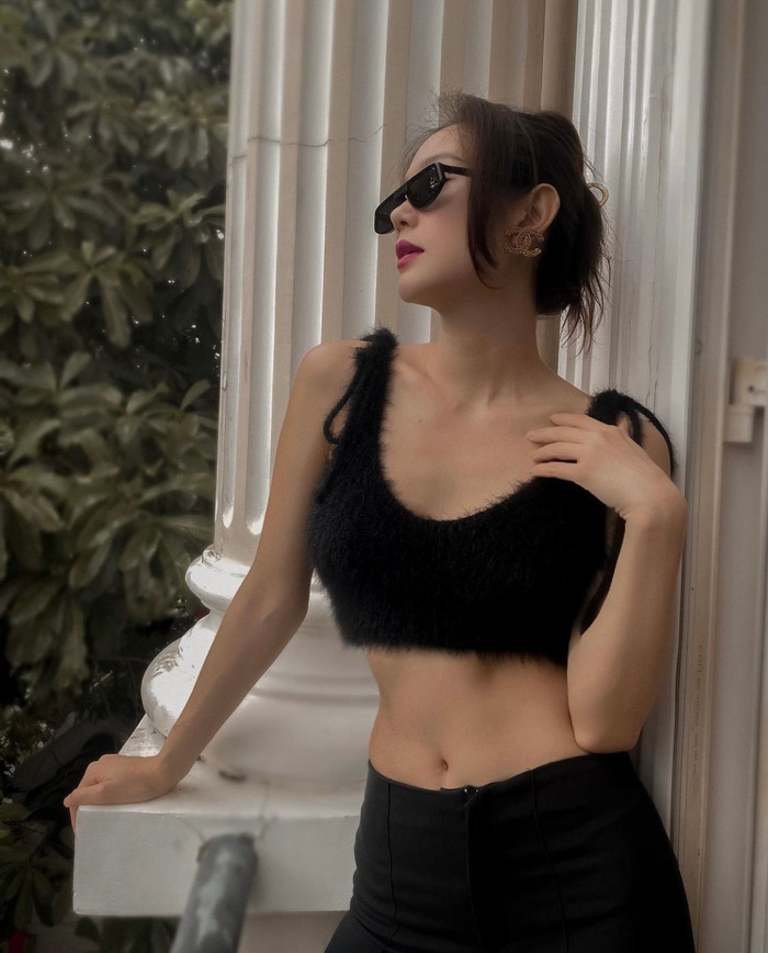 Diện chiếc crop top lông vũ cột dây cổ tròn ngắn củn, Minh Hằng một lần nữa lại ghi điểm khi khoe khéo vòng eo 'con kiến' đáng mơ ước. 