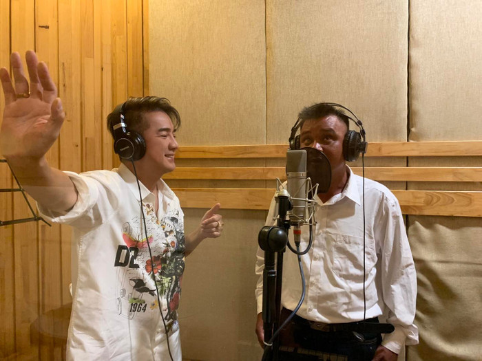 Ca sĩ Đàm Vĩnh Hưng hướng dẫn và giúp đỡ anh Bá Hồng hát tốt hơn.