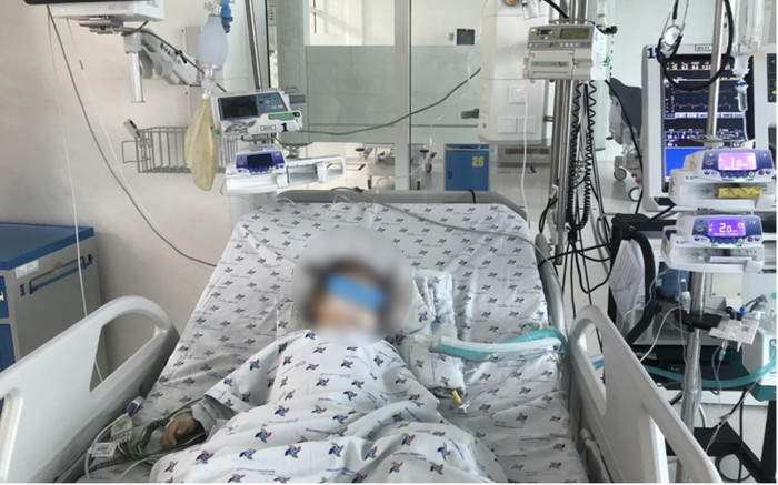 Bị dây ba lô quấn cổ, bé 2 tuổi suy hô hấp thiếu oxy não nhập viện khẩn cấp Ảnh 2