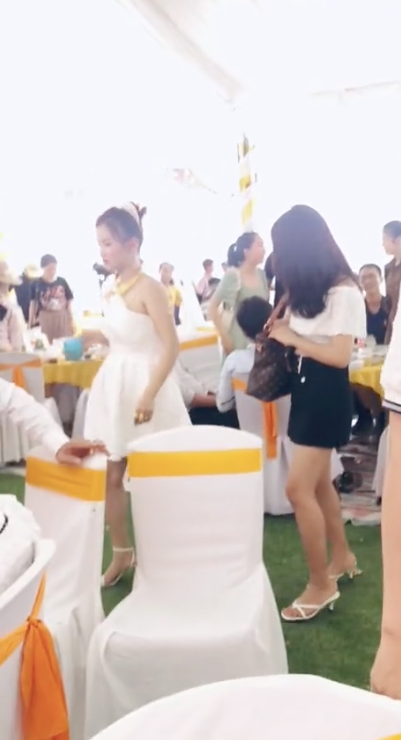 Cô dâu diện chiếc váy ngắn khá đơn giản trong ngày cưới.