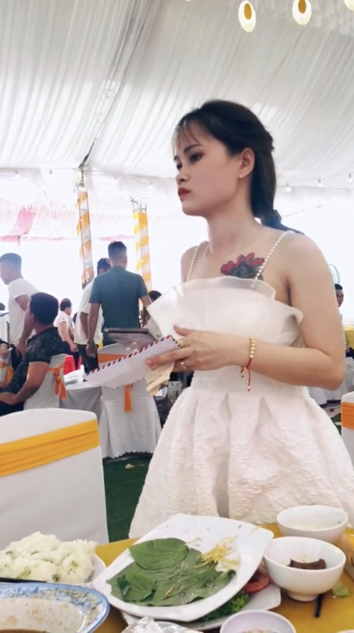 Cô gái diện chiếc váy khá đơn giản đi dự tiệc cưới nhưng vô tình lại 'đụng hàng' váy cô dâu.