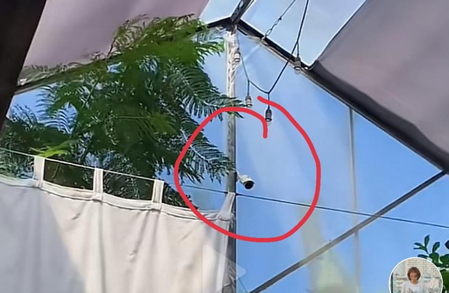 Camera được lắp đặt giữa phòng ngủ tập thể ở cơ sở lưu trú