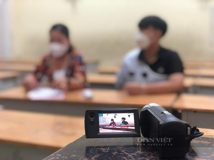 Máy quay phim đặt trước bàn để ghi lại quá trình thi của thí sinh Nguyễn Thành Tài. Nguồn ảnh: Dân Việt